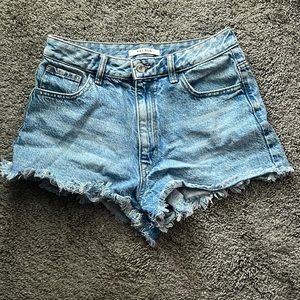 Light-washed high rise Pacsun jean shorts, size 26